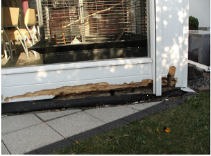 Rénovation d’une boiserie endommagée Boutique résine époxy