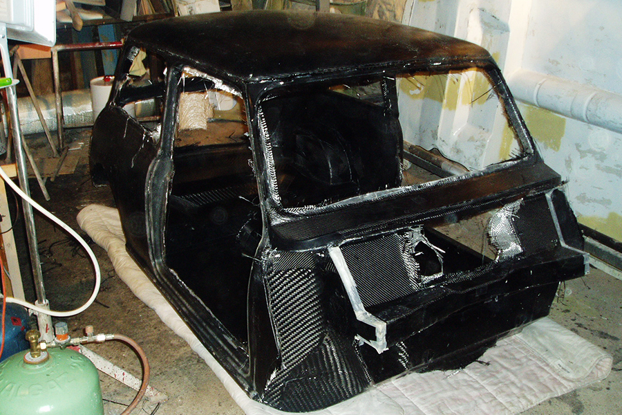 Realization of a carbon hull AUSTIN mini with epoxy resin