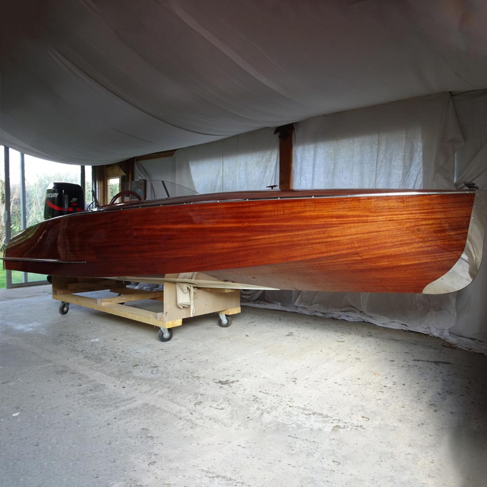 Construction of a wooden epoxy resin runabout